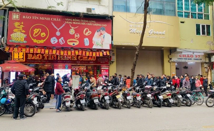 sếp hàng mua vàng